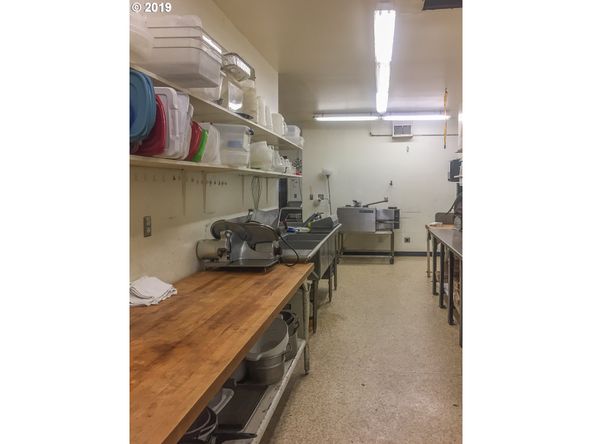 412 S Main St, Canyonville, OR 97417